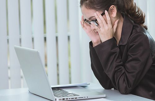 Excelでの集計に困っている人のイメージ