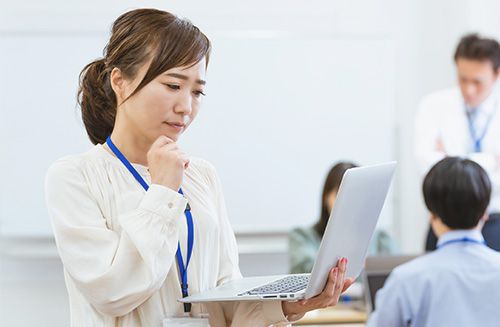 ファイルの取扱いが分からず困っている人のイメージ